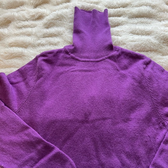 100% Cashmere Turtleneck - Picture 2 of 4